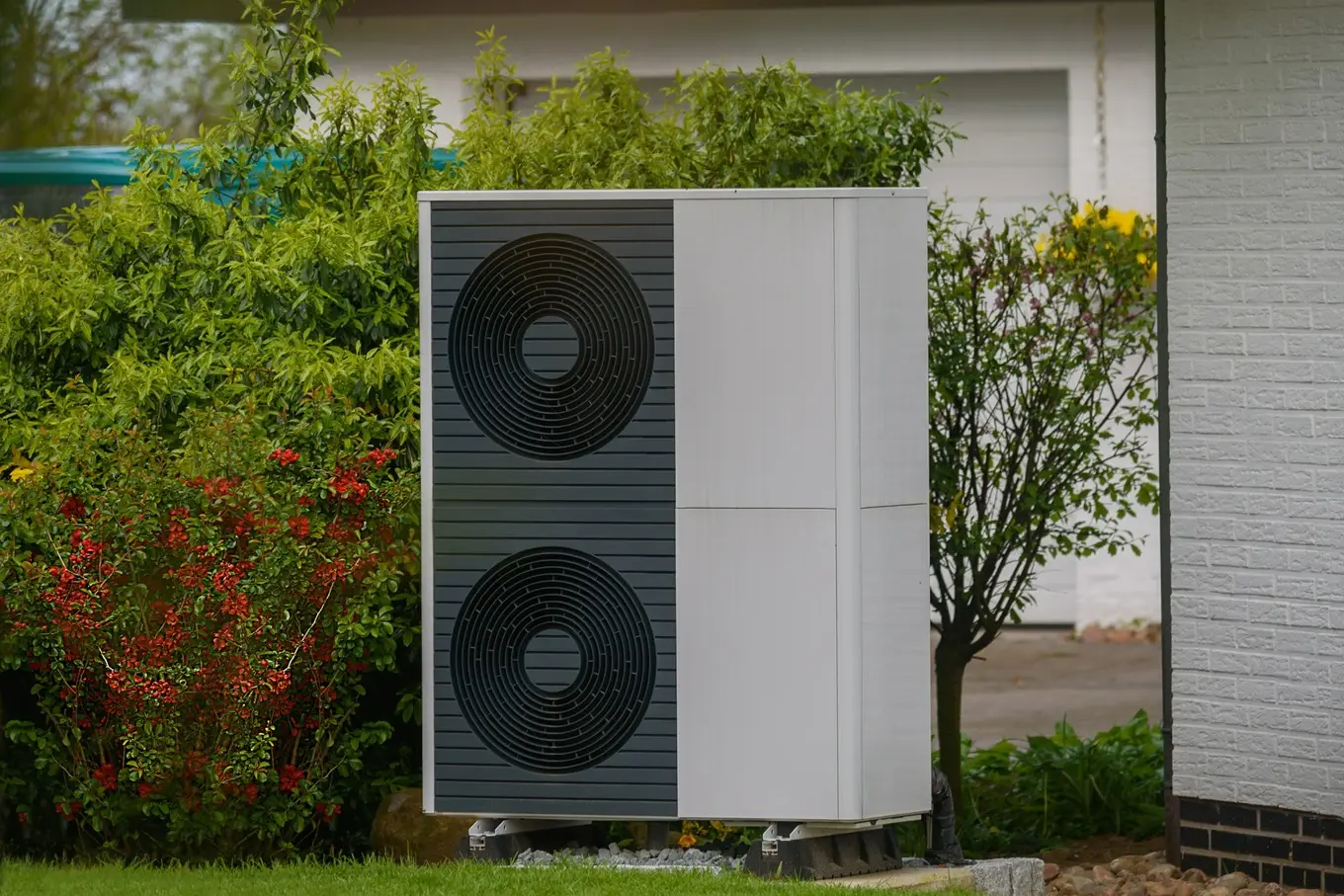 pompa ciepła przed domem